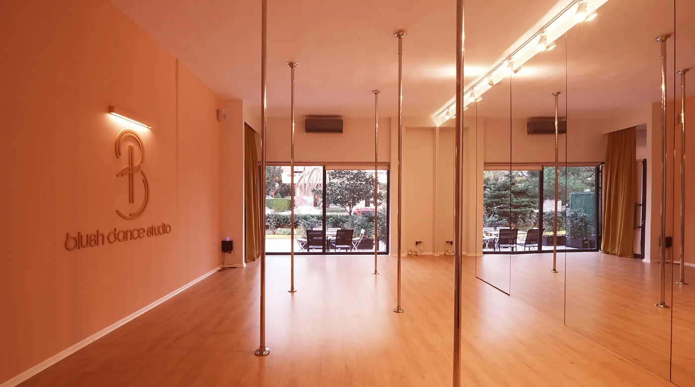 Gün batımı ışığında pole salonu
