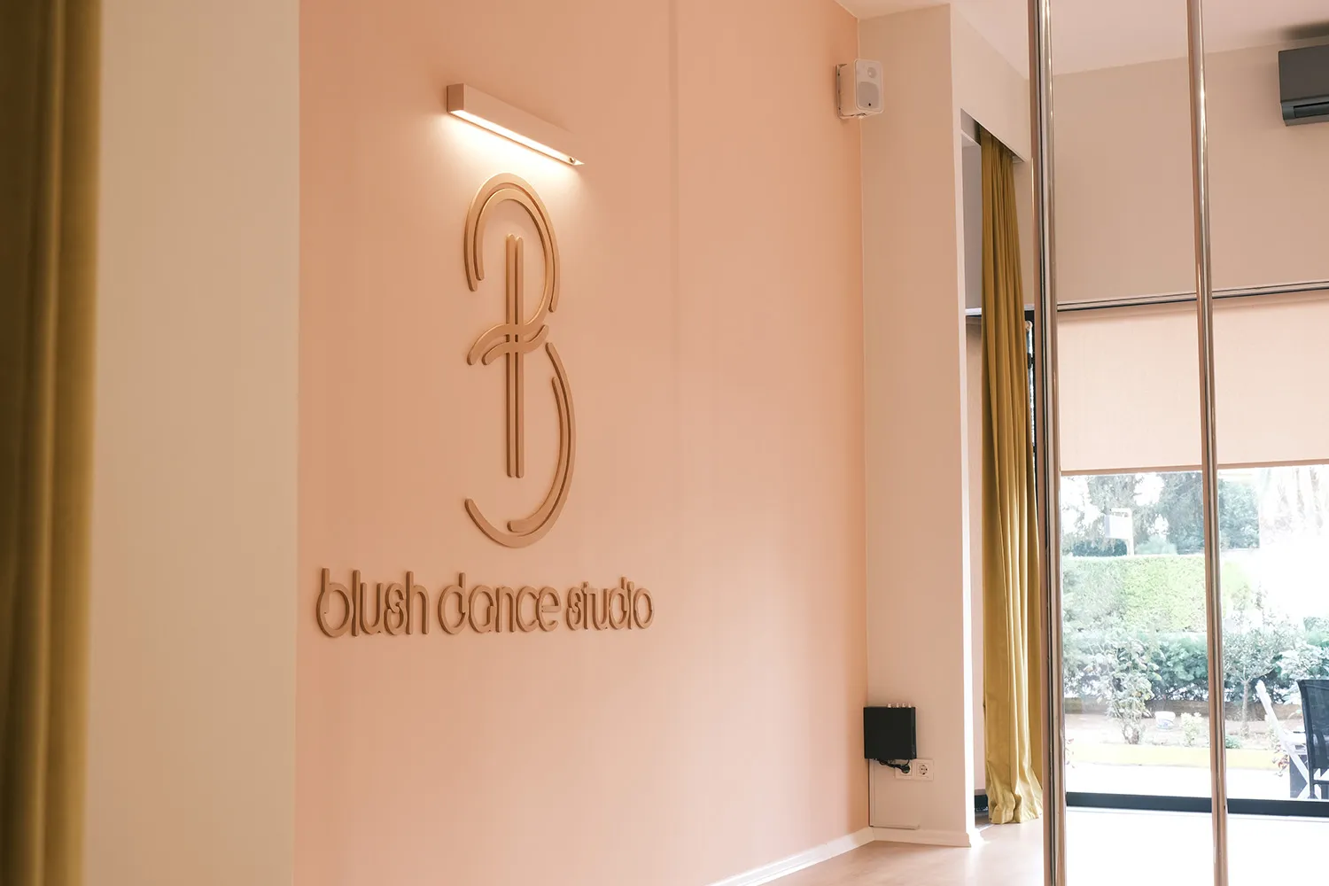 Duvardaki Blush logosu ve gün ışığı alan pencere